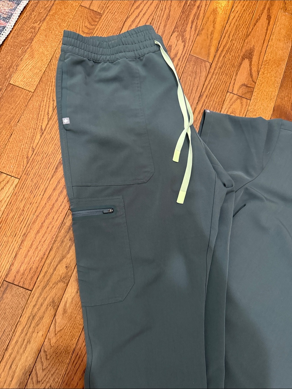 Figs Women’s Scrub Set - Picture 2 of 7